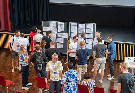 Die Teilnehmenden beim Barcamp gestalten das Programm selbst
