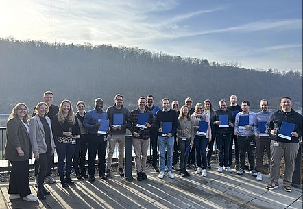 Glückliche Absolvent*innen mit ihren Zertifikaten