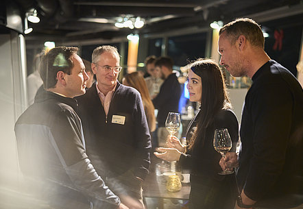 Beim Netzwerken lassen die Anwesenden den Abend ausklingen