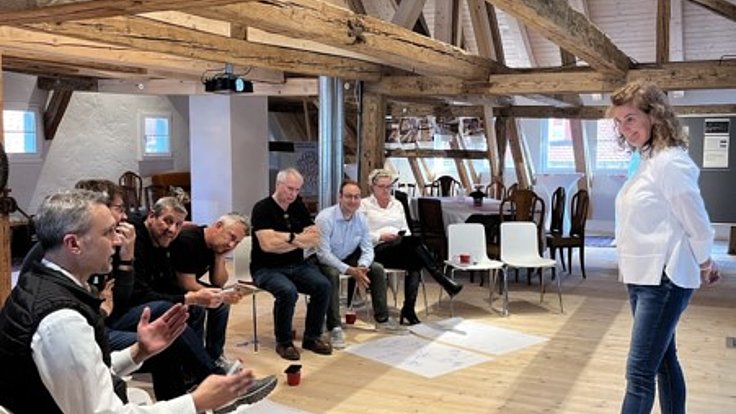 Mit Kommunikationsskills und Führungsqualitäten zum Wettbewerbsvorteil: Die Schnitzer Group gestaltet Transformation mit Fördermitteln