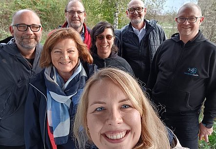 Jana Kiesel (vorne in der Mitte) mit den Hiker*innen im Schwenninger Moos