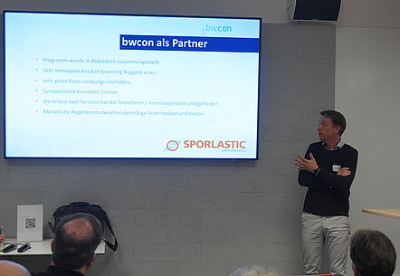 Dr. Timo Schmeltzpfenning stellt bei der bwcon Mitgliederversammlung die Hauber Leadership Talent Academy vor