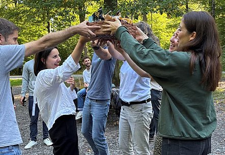 Siegergruppe erhält ein Präsent