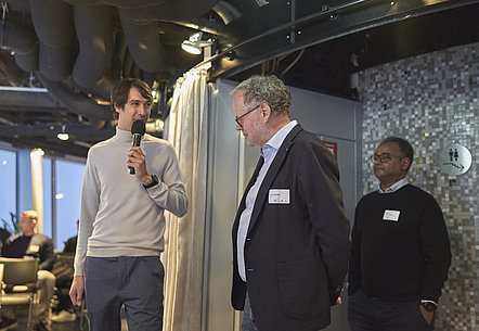 Frank Motte, Thomsen Ghebresellassie und Wolfgang Lüchow begrüßen die Teilnehmenden