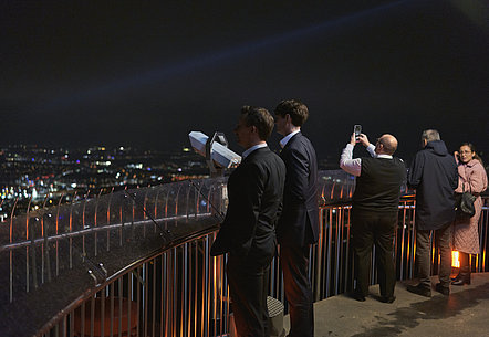 Besucherinnen und Besucher bestaunen die Aussicht